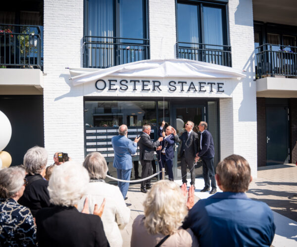 Naam Oester Staete wordt onthuld door bewoners, burgemeester Luteijn en bestuurder Stoop
