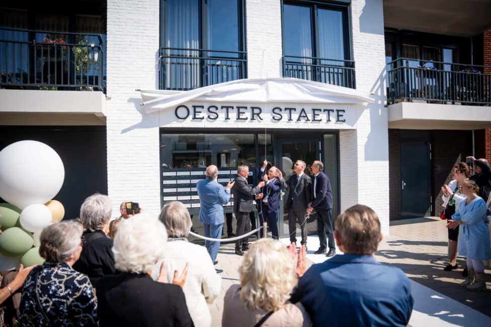 Naam Oester Staete wordt onthuld door bewoners, burgemeester Luteijn en bestuurder Stoop