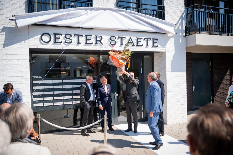 Bewoner krijgt bloemen van bestuurder Teunis Stoop