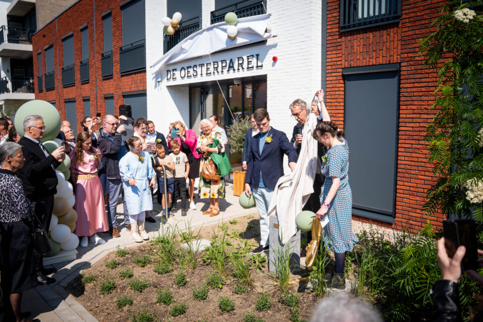 Ornament wordt onthuld door Jan van Ginkel, bestuurder Sirjon en bewoners