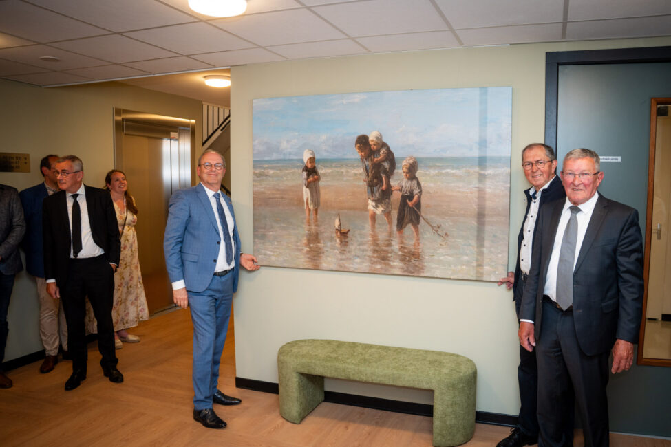 Bestuurder Teunis Stoop en VVE Oester Staete bij het schilderij in de hal