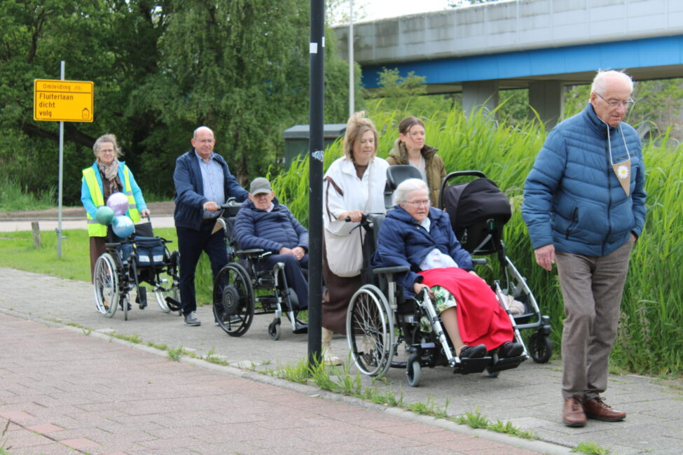 Mensen duwen ouderen in rolstoelen