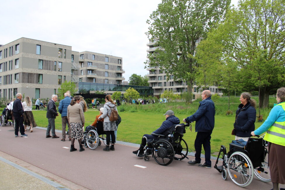 Oudere mensen worden gereden in rolstoelen