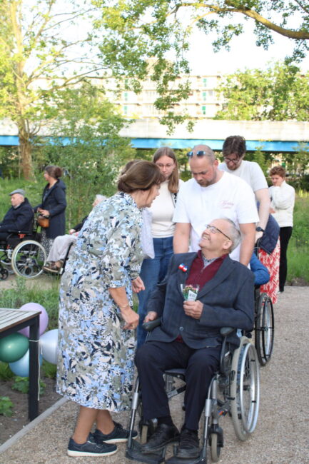 Meerdere mensen en een man in een rolstoel