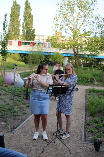 Twee meisjes spelen buiten dwarsfluit
