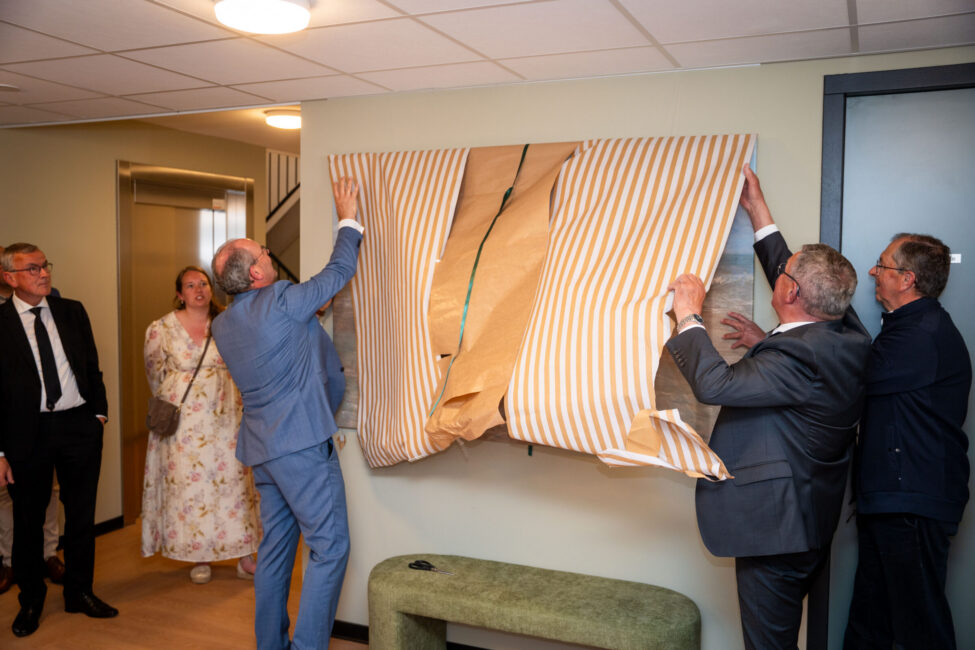 Onthulling schilderij door VvE en Teunis Stoop