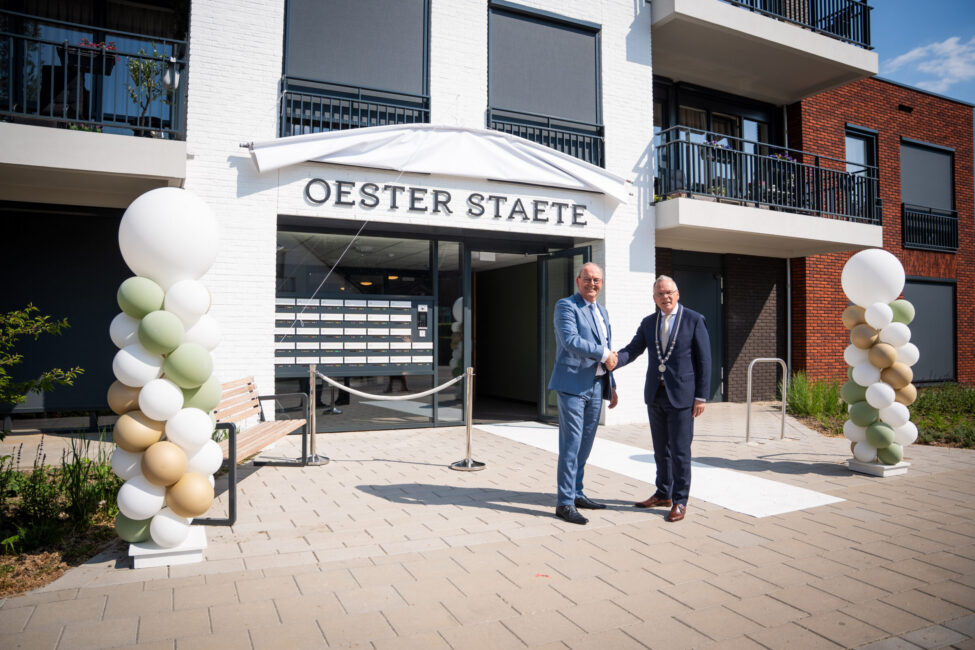Burgemeester Jan Luteijn en bestuurder Cedrah Teunis Stoop geven elkaar de hand