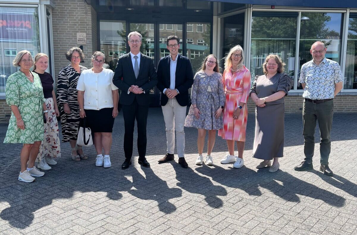 SGP-gedeputeerde dhr. Vd Maas op bezoek in woonzorgcentrum Rehoboth in Goes.