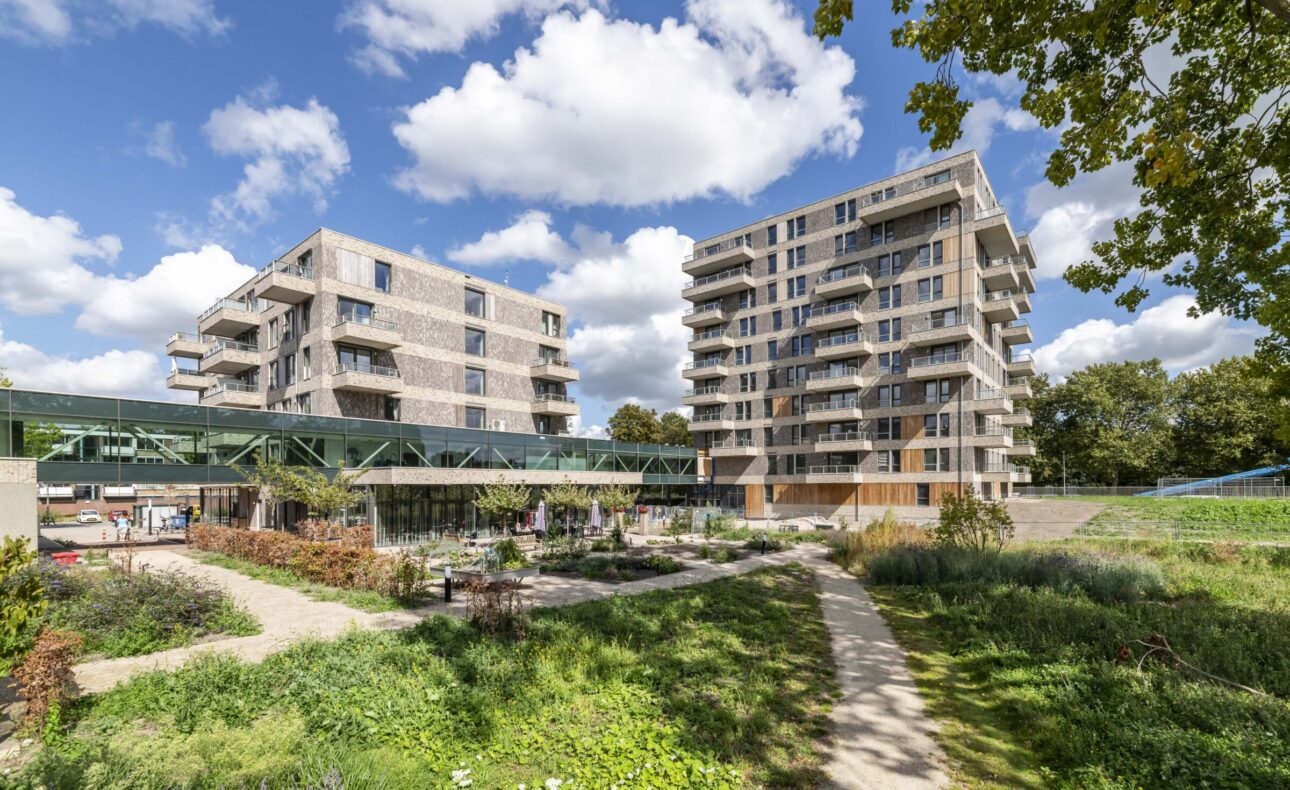 Woonzorgzone Amandelhof vanuit de tuin bekeken richting gebouw Zonnehove
