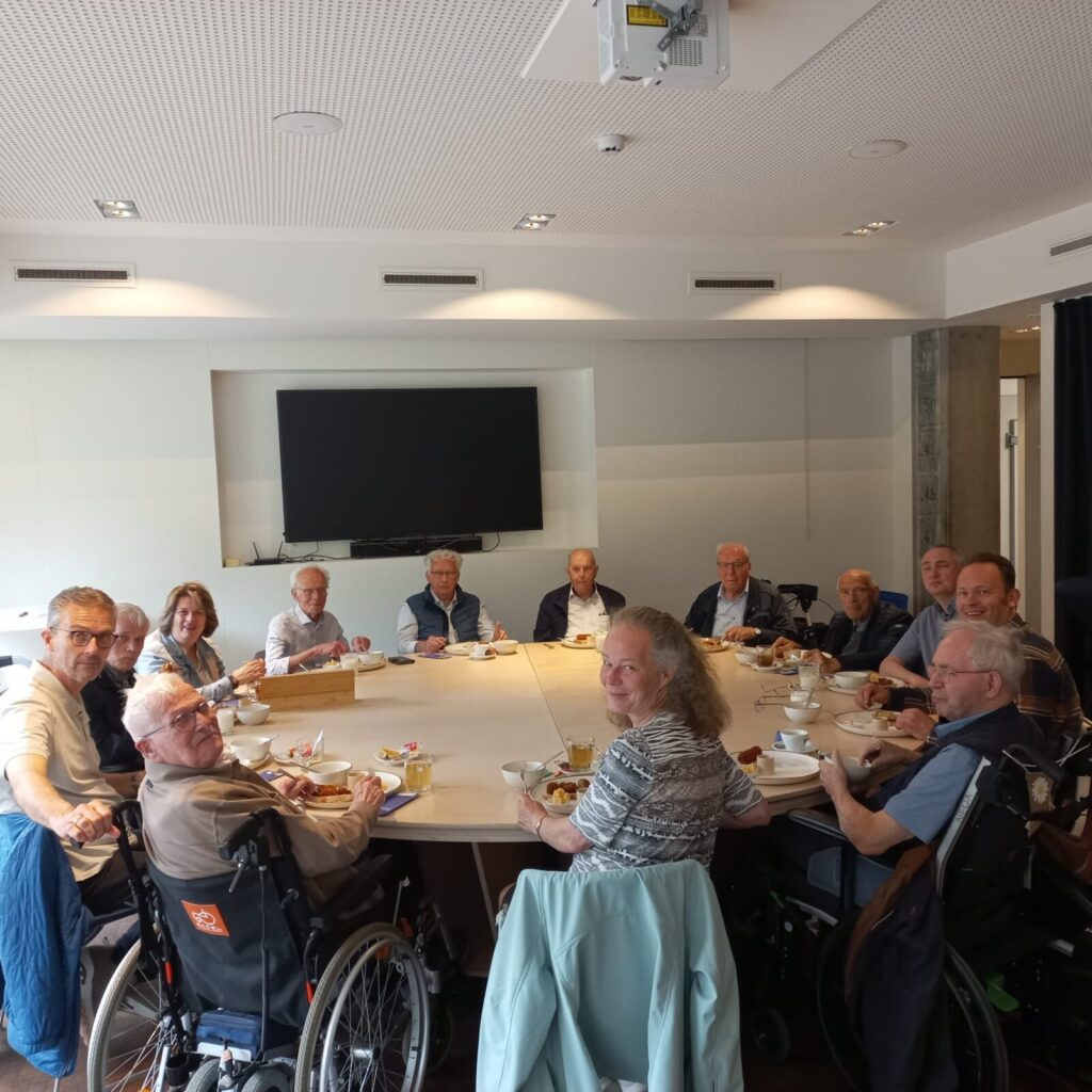 Groep mensen rond een tafel