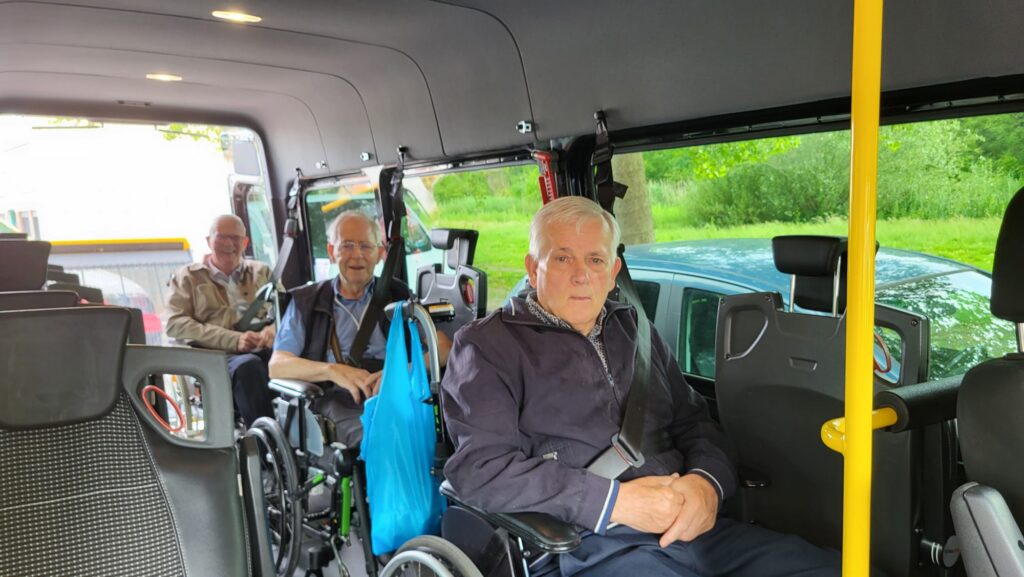 heren in rolstoelen in een bus