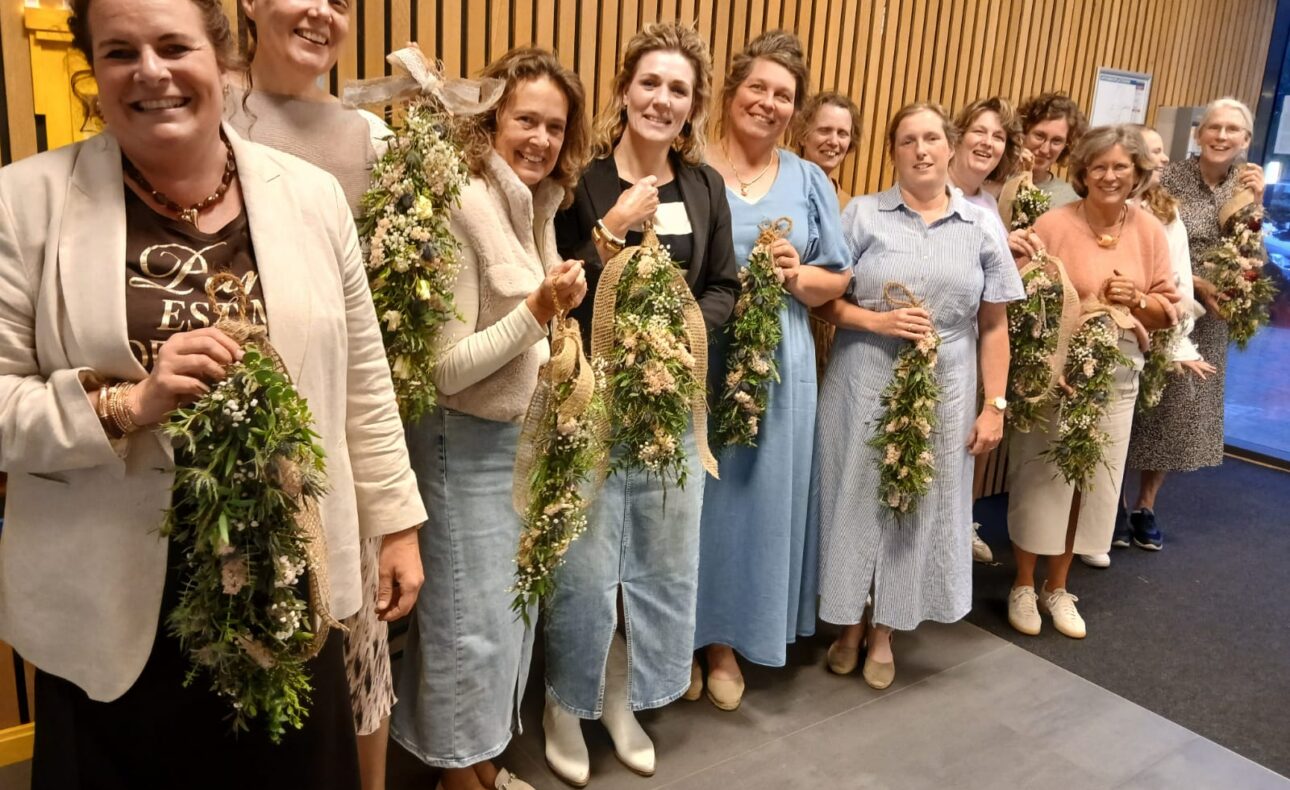 Dames met bloemhangers