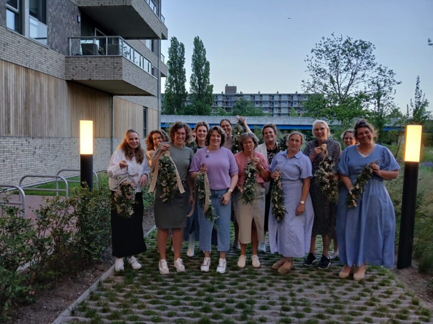 Dames met bloemhanger