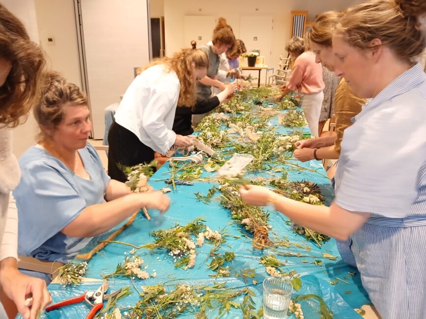 Dames bezig met groen