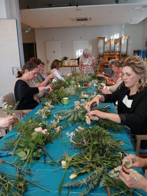 Dames zijn bezig met groen
