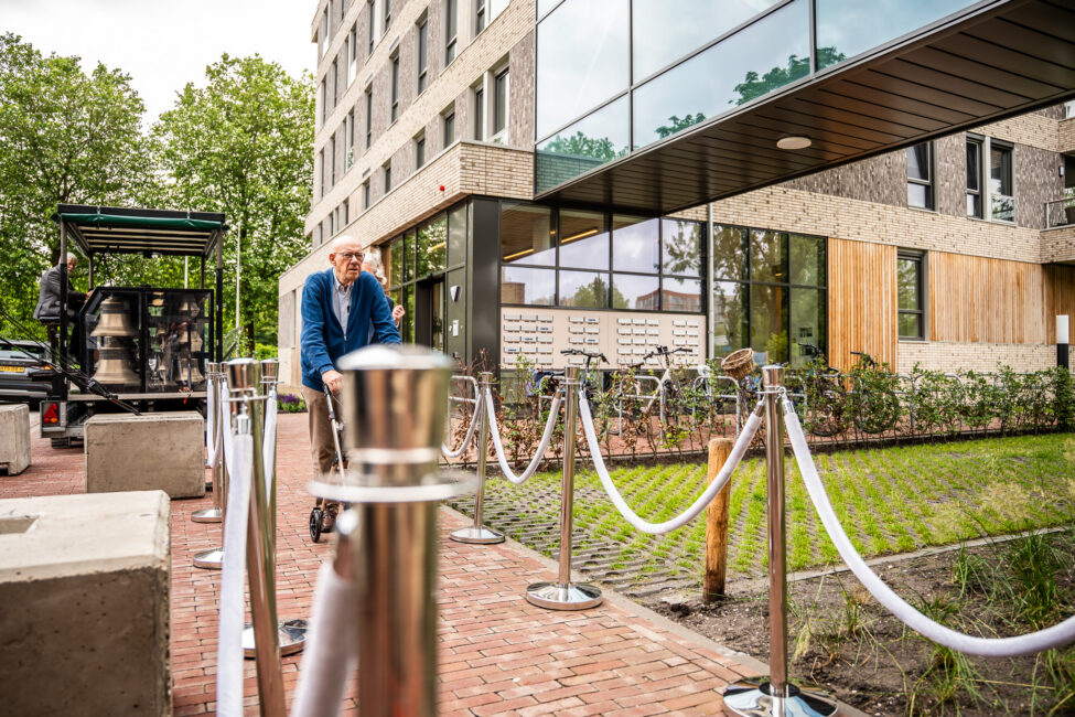 Meneer loopt naar de opening