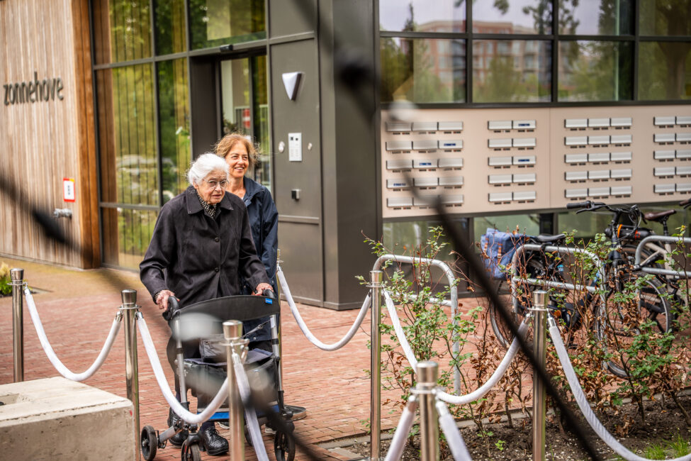 Mevrouw loopt naar de opening