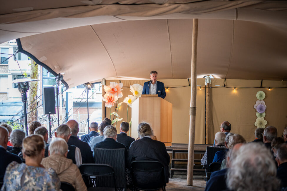 Regiomanager Mark Mieras spreekt publiek toe