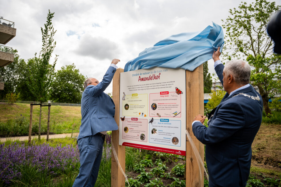 Teunis Stoop en burgemeester Joost Manusama onthullen het informatiebord