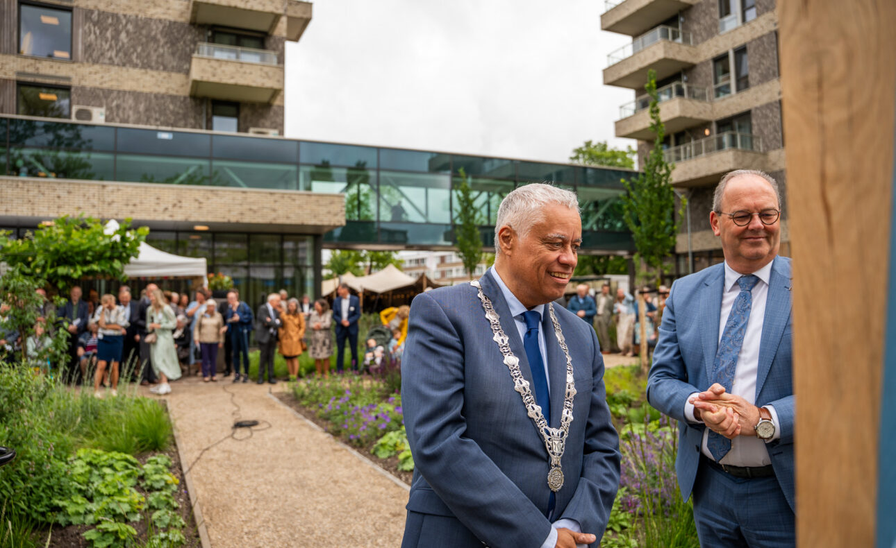 Burgemeester Joost Manusama met op de achtergrond publiek
