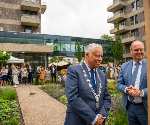 Burgemeester Joost Manusama met op de achtergrond publiek
