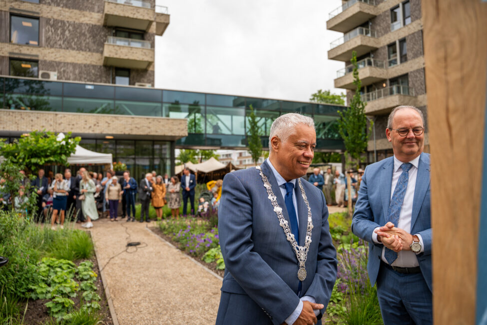 Twee heren waaronder de burgemeester