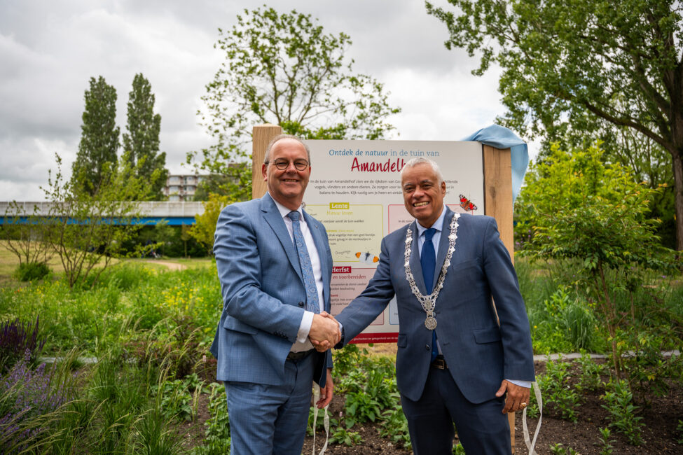 Teunis Stoop en burgemeester Joost Manusama