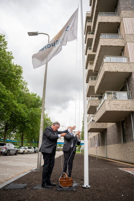 De vlag van Zonnehove wordt gehesen