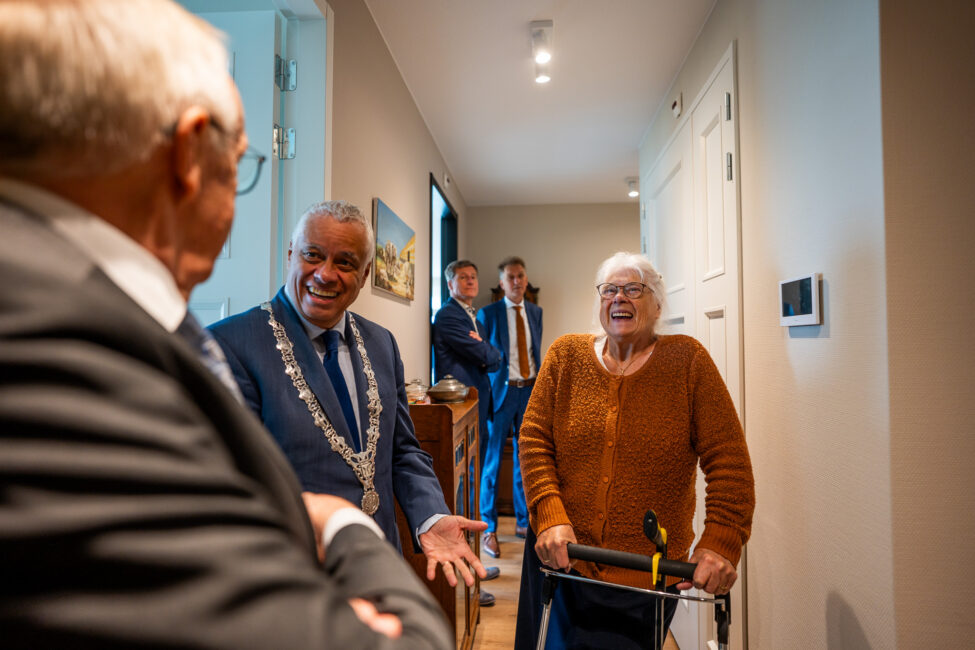Burgemeester op bezoek bij bewoners