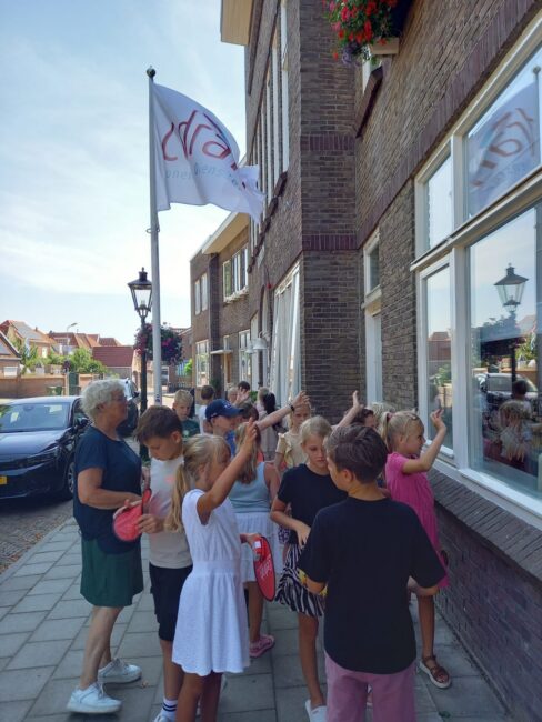 Kinderen zwaaien voor een raam