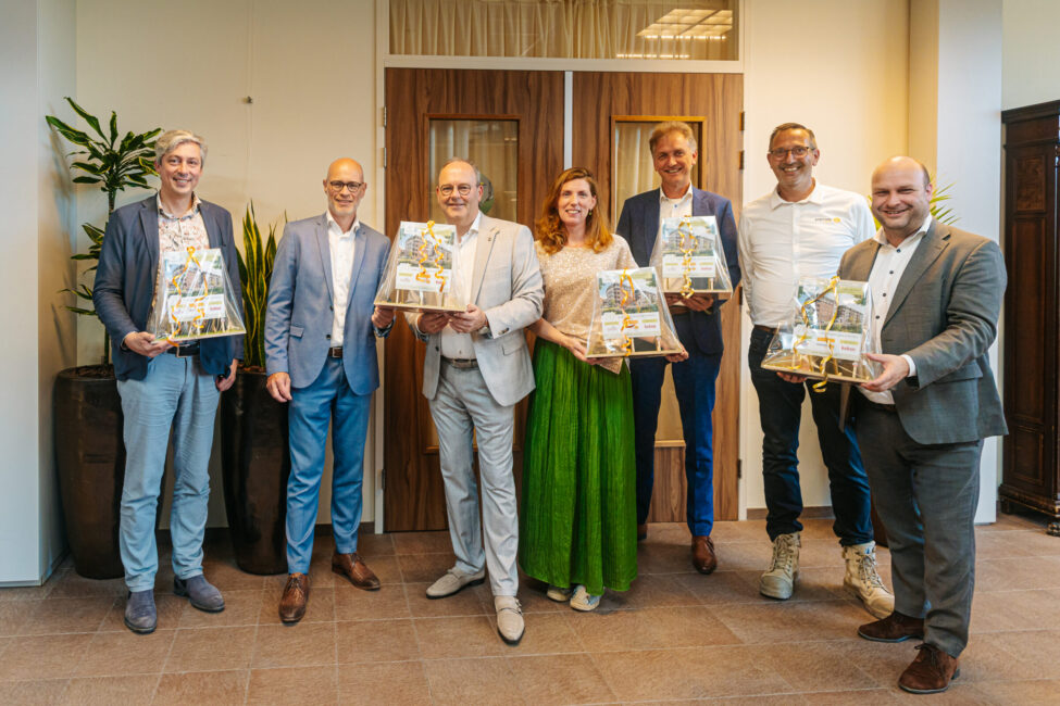 projectgroep krijgt cadeau