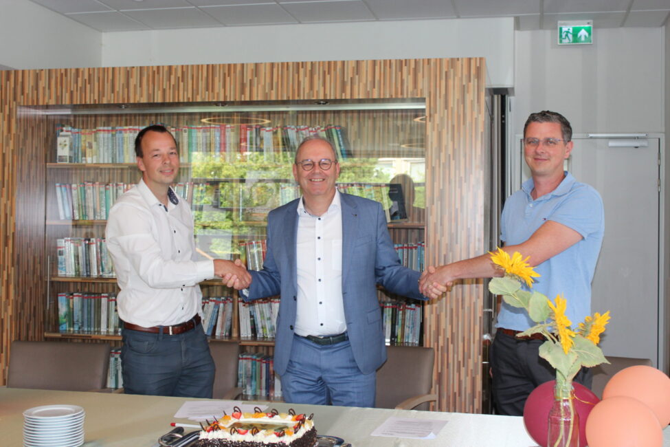 Teunis Stoop (Cedrah) geeft Van de Velde en Schrijver Bouwgroep de hand