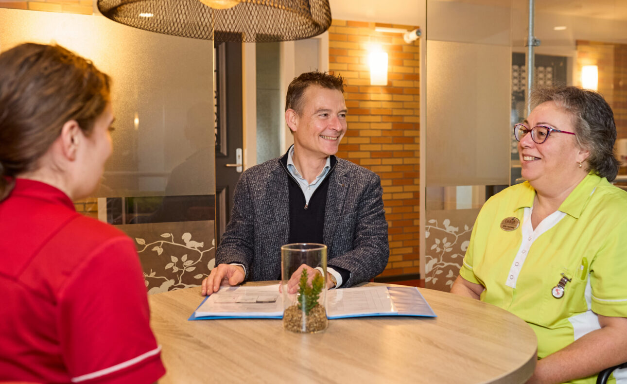 Drie collega's zijn in overleg