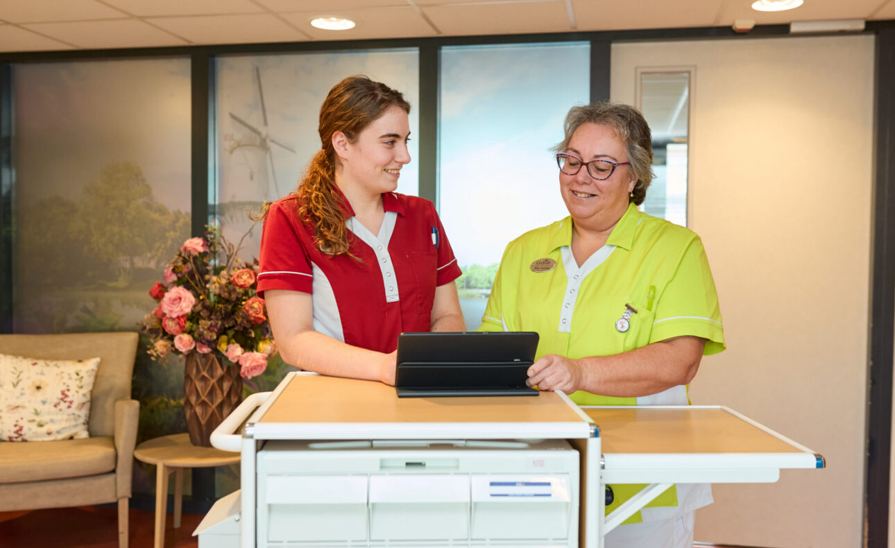 Twee collega's zijn in gesprek