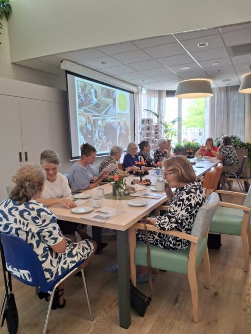 Mensen zitten rond een tafel