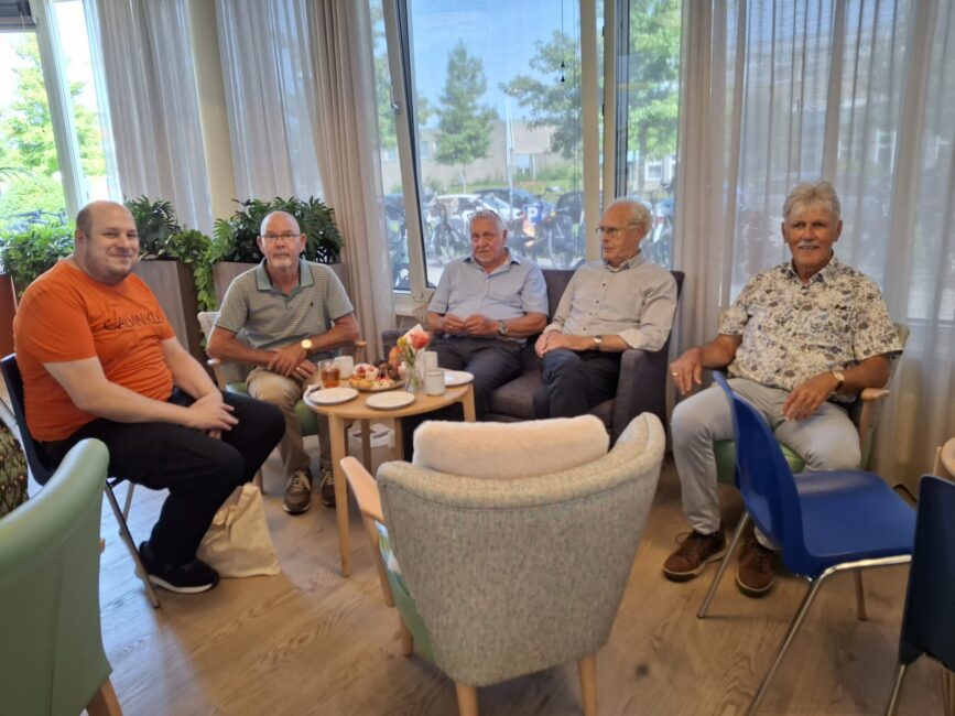 Een zittend groepje mannen