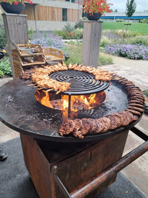 Een grote barbecue vol hamburgers en saté