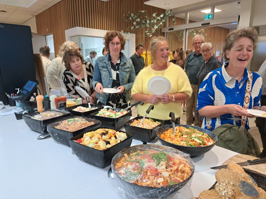 Vrouwen lopen langs een buffet