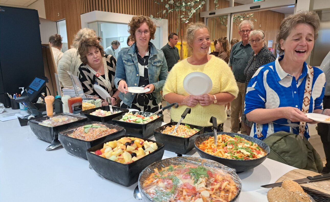 Vrouwen lopen langs een buffet