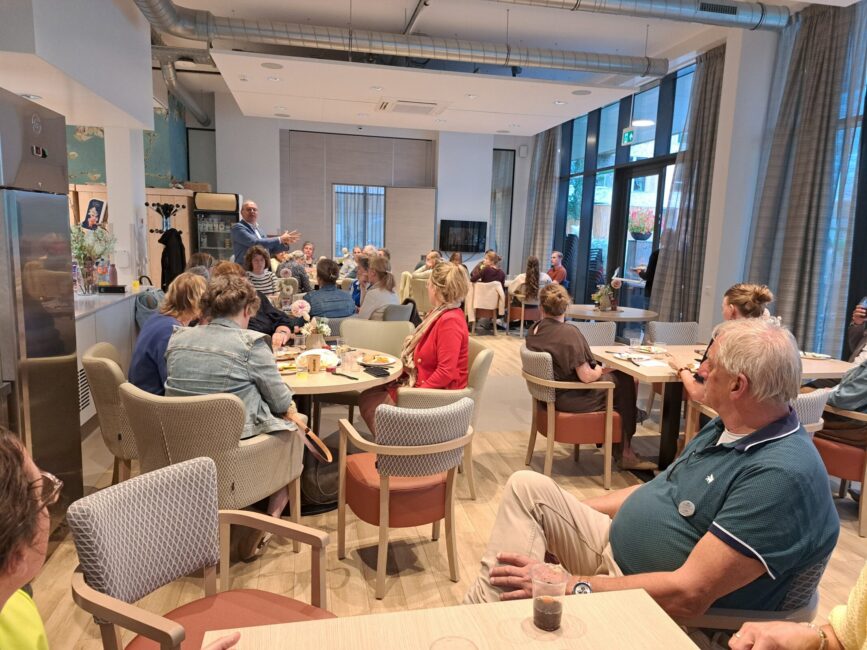 Mensen in een zaal luisteren naar een toespraak