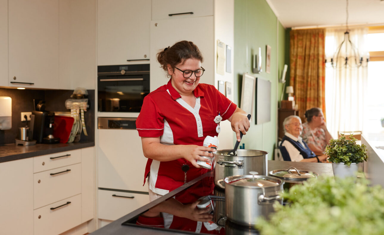 Een medewerker is aan het koken voor de bewoners op de afdeling kleinschalig wonen.