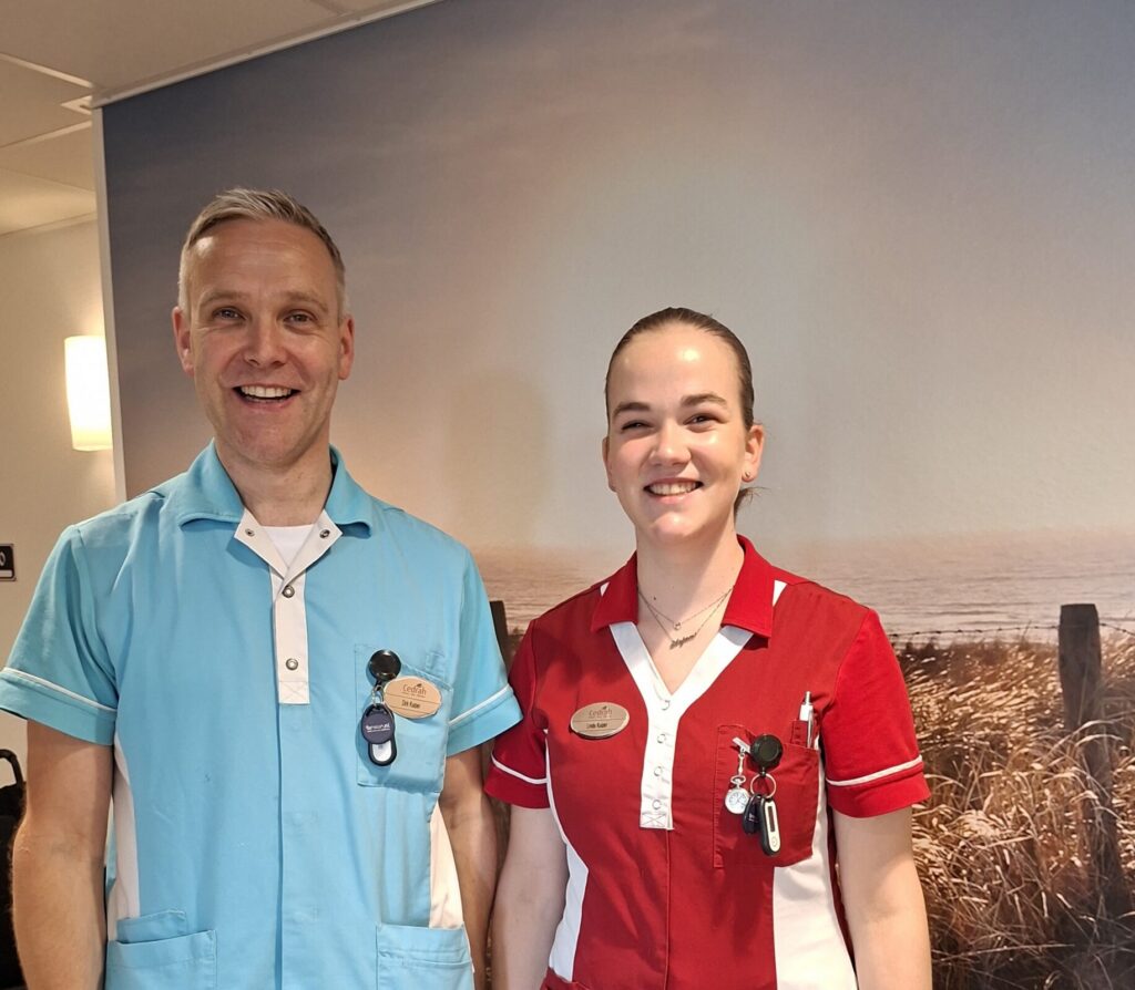 Een man en een vrouw poseren voor de foto