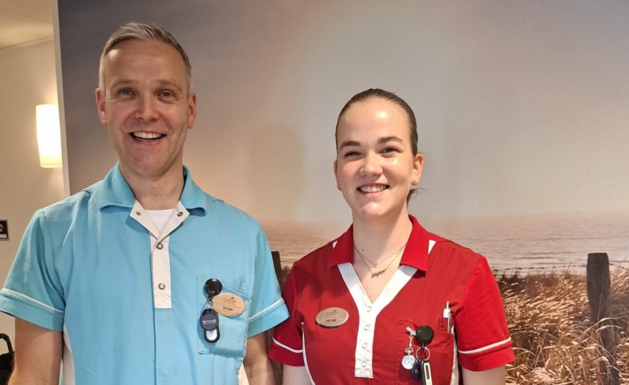 Een man en een vrouw poseren voor de foto