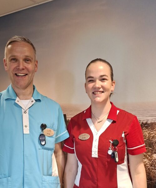 Een man en een vrouw poseren voor de foto