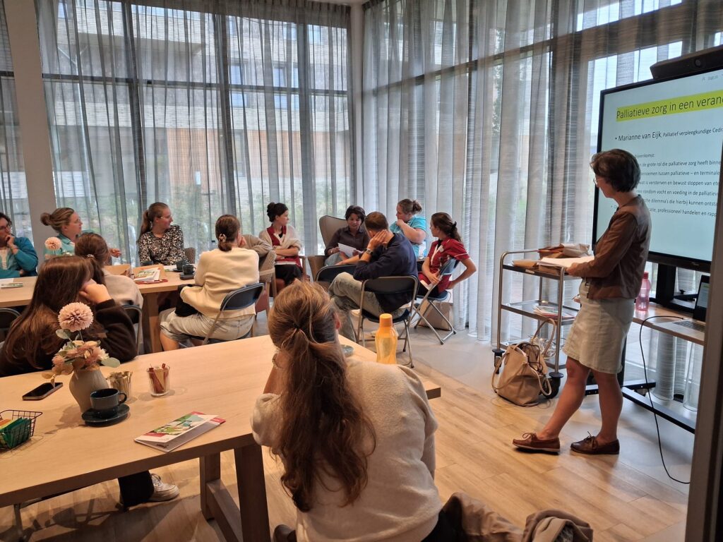 Jonge mensen luisteren naar een presentatie