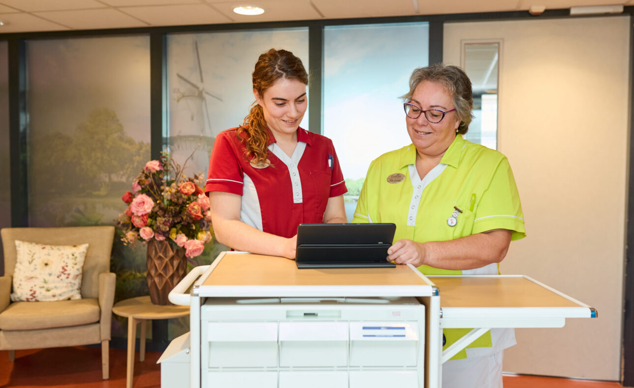 Twee collega's overleggen over de zorg.