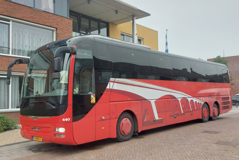 Een rode touringcar