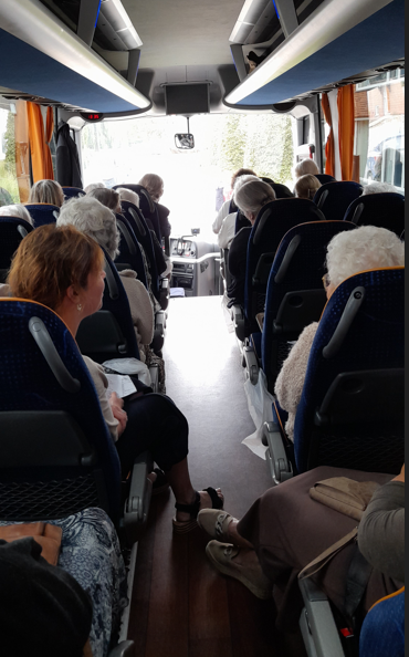 Ouderen in een touringcar
